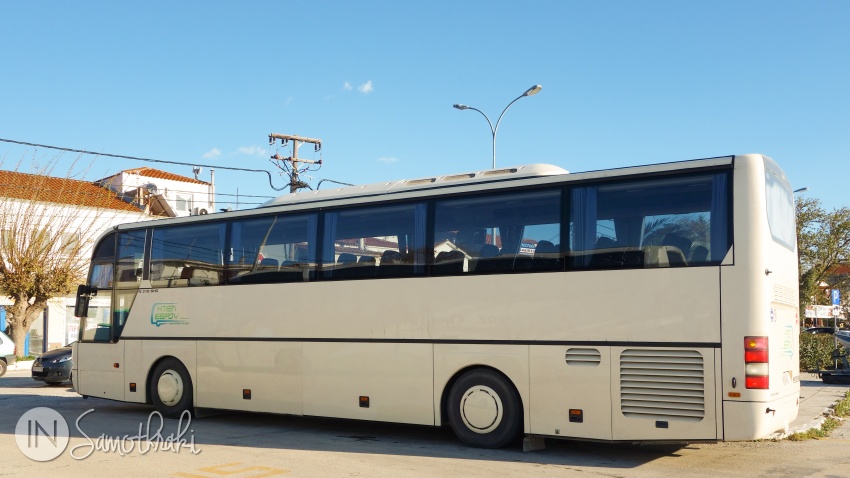 Autobuzele locale pleacă din portul Kamariotissa către principalele așezări ale insulei.