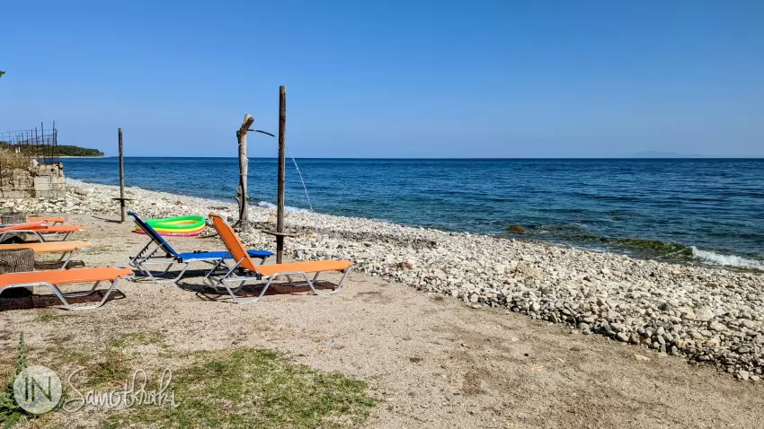 Pe plajă sunt șezlonguri.