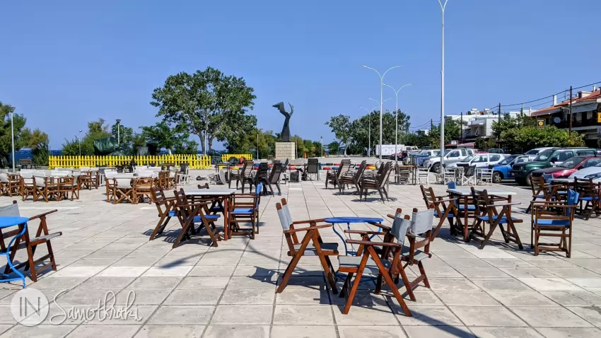 &Icirc;n timpul verii, piațeta de l&acirc;ngă mare se transformă &icirc;n terasă.