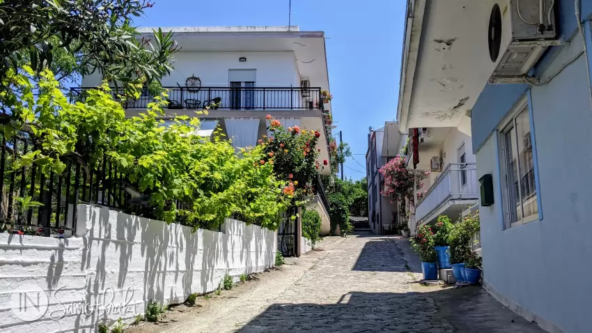 &Icirc;n Kamariotissa se află c&acirc;teva hoteluri și mai multe vile și apartamente