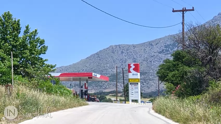 Benzinăria EKO se găsește cam la 800m de Kamariotissa.
