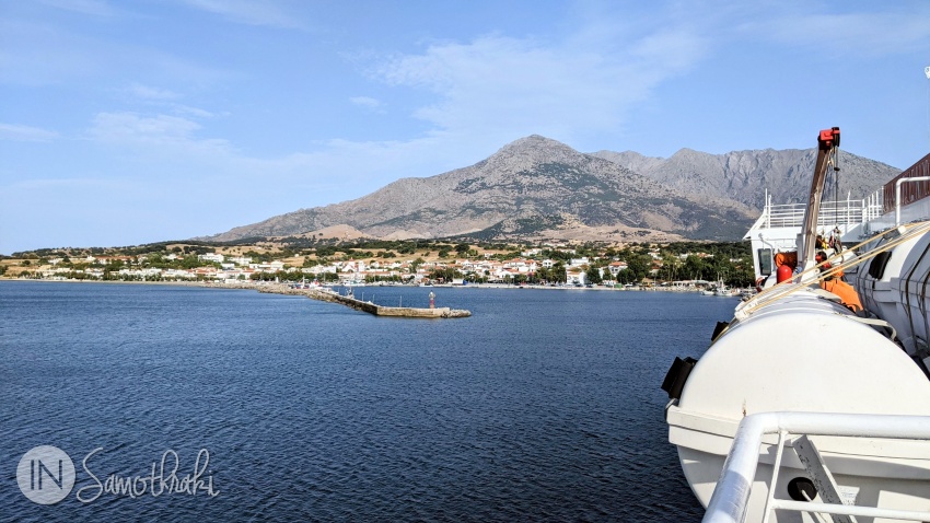 Feribotul Adamantios Korais se pregătește să intre în port.