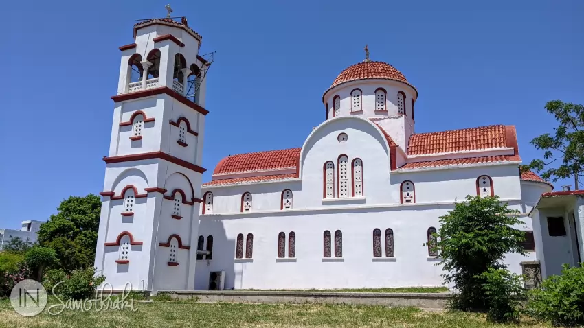 Biserica Panagia Kamariotissa se află &icirc;n apropierea portului.
