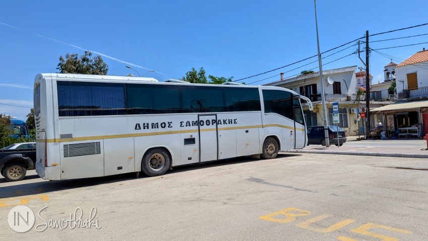 Autobuzele pornesc din Kamariotissa.