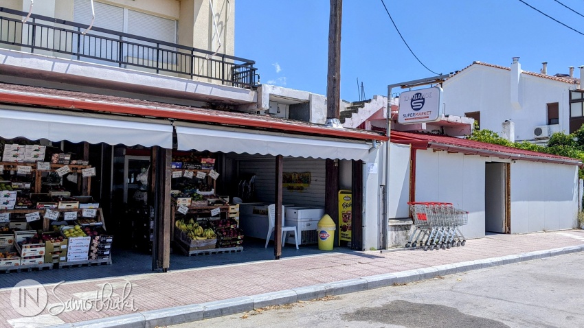 Supermarket-ul Salvanos se găsește pe strada principală din Kamariotissa.