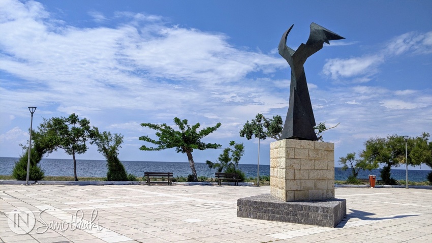 Monumentul modern o reprezintă pe zeița Niki, simbolul insulei.