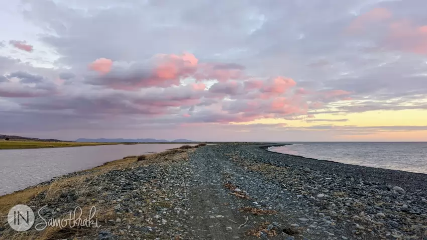 Lacul Koufki (st&acirc;nga) se formează &icirc;n timpul iernii.