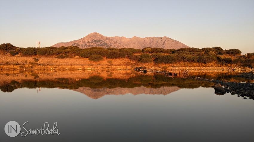 Muntele Saos, reflectat în apele lagunei