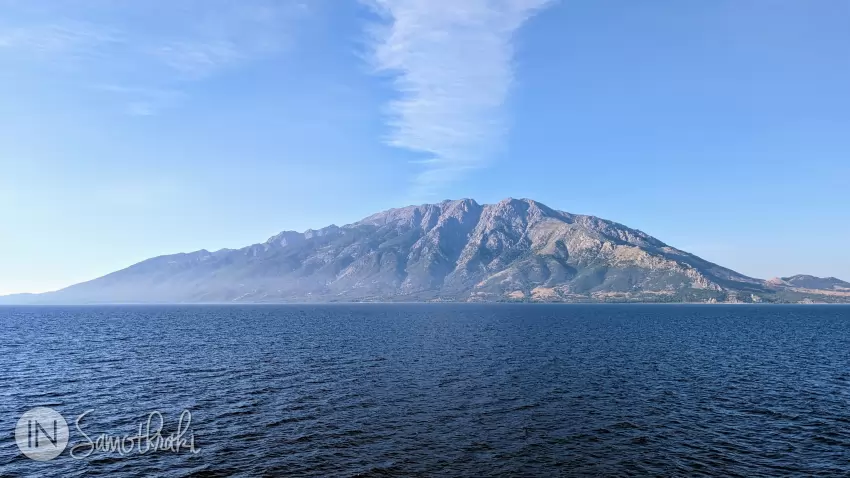 Muntele Saos răsare direct din mare.