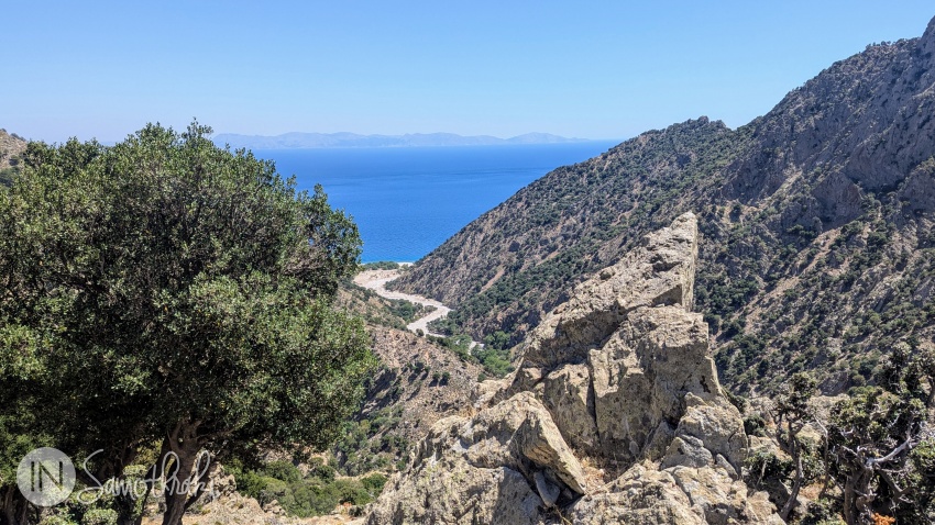 De la Panagia Krimniotissa spre plaja Vatos