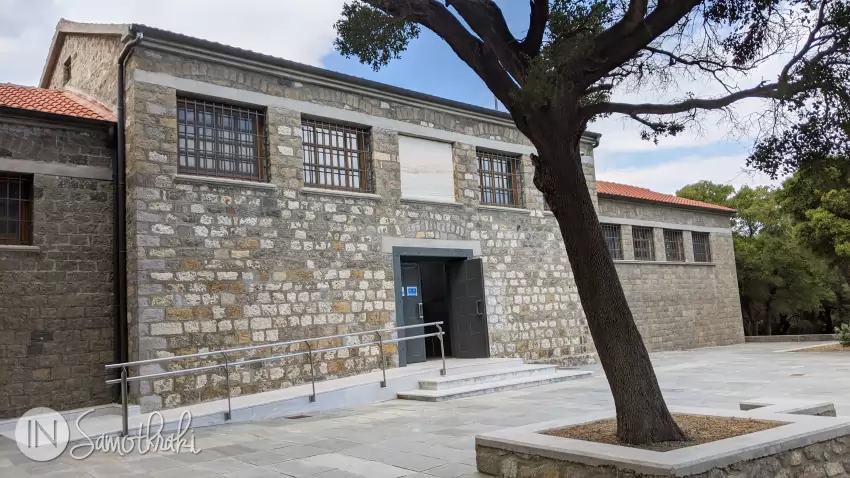Muzeul de Arheologie se află chiar l&acirc;ngă Sanctuarul Marilor Zei.