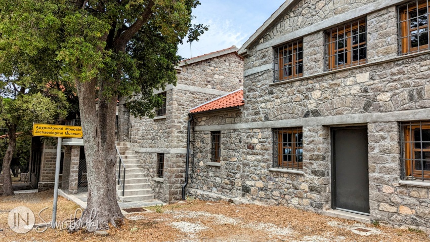 Muzeul Arheologic din Palaiopoli este o clădire din piatră, cu câteva săli.