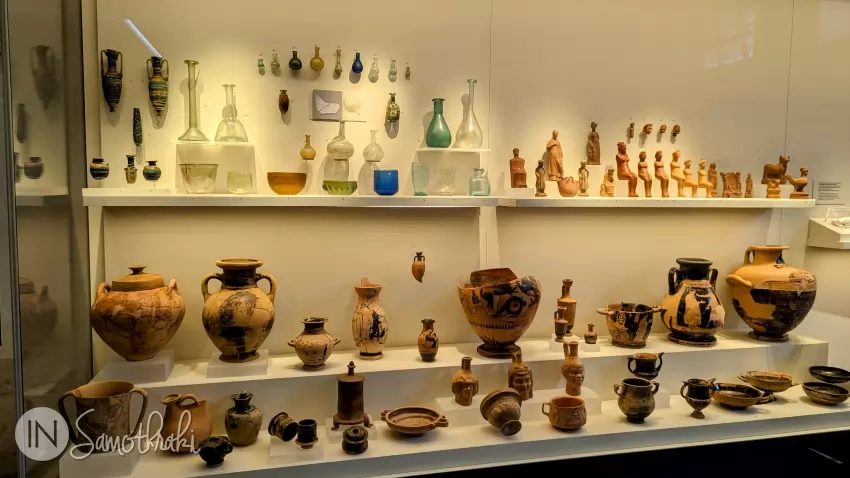 Obiecte din ceramică și sticlă găsite &icirc;n necropolă