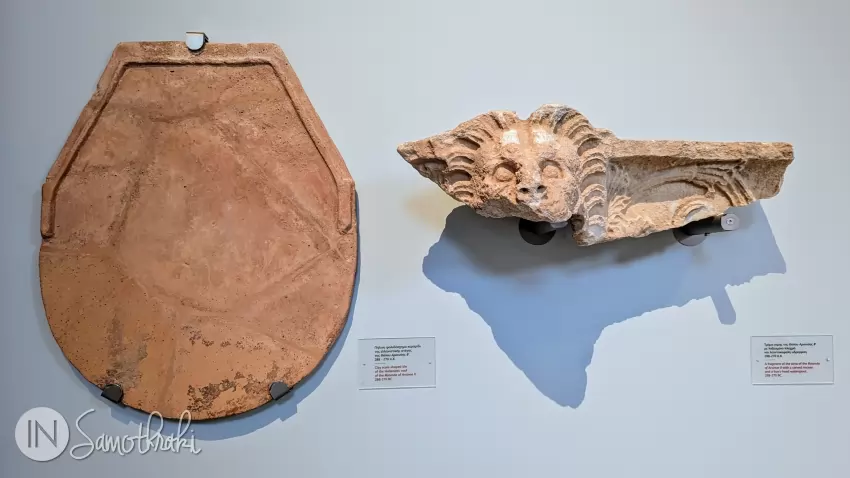Fragmente provenite din Rotonda lui Arsinoe II, 288-270 &icirc;.Hr. (țiglă din acoperiș și o gură de scurgere &icirc;n formă de cap de leu)