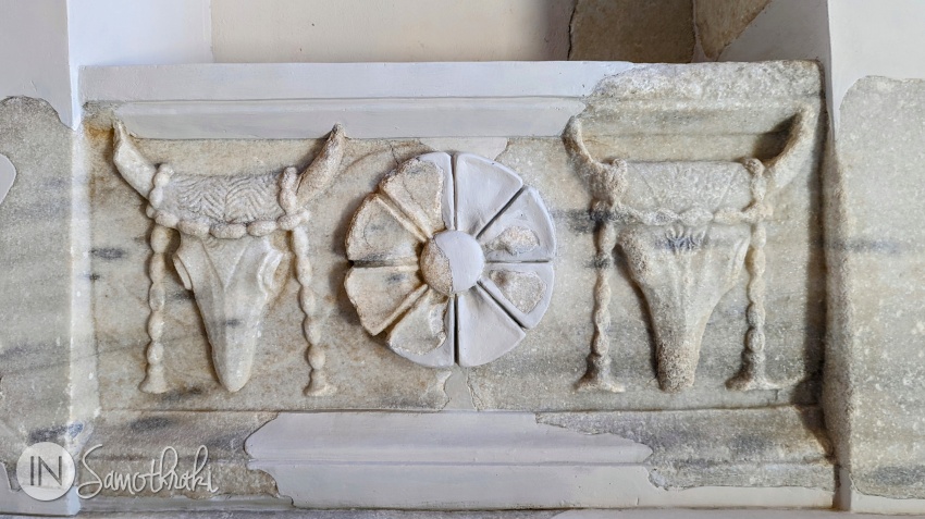 Fragment din Rotonda lui Arsinoe, decorat cu rozete și tauri