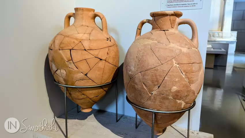 Urne pentru transportul produselor, refolosite ca urne funerare (circa 450 &icirc;.Hr.)