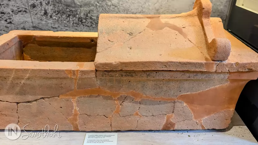Sarcofag din ceramică,conservat aproape integral (sec. V &icirc;.Hr.)