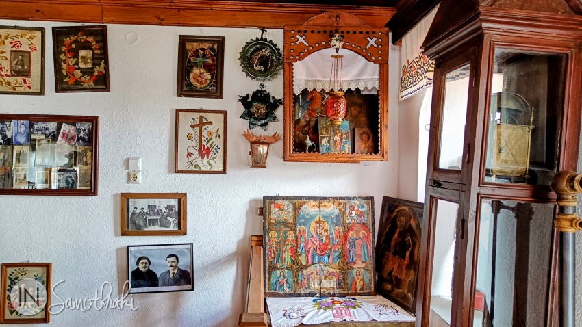 Iconostasul și ceasul vechii biserici din Chora