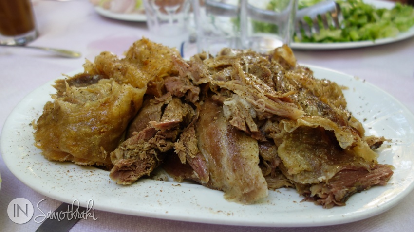 Faimoasa carne de capră la proțap, pe care trebuie să o pui pe lista experiențelor culinare din Samothraki