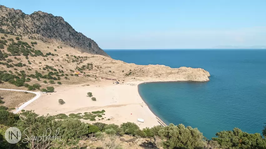 Plaja Pachia Ammos se află la capătul drumului ce străbate partea de vest a insulei.