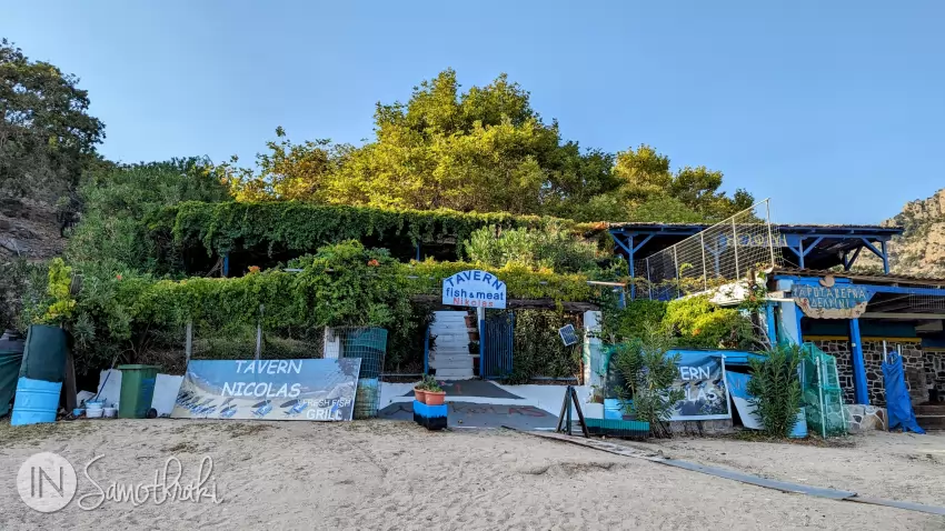Cele două taverne de pe plaja Pachia Ammos - Nikolas &icirc;n st&acirc;nga și Delfini &icirc;n dreapta