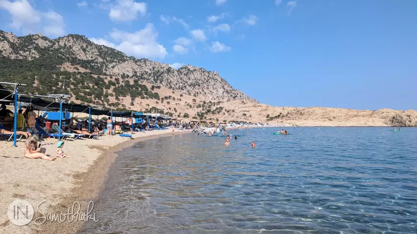 &Icirc;n sezon, plaja Pachia Ammos este amenajată cu șezlonguri și umbreluțe.