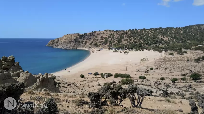 Golful &icirc;n care se află plaja Pachia Ammos, văzut dinspre est