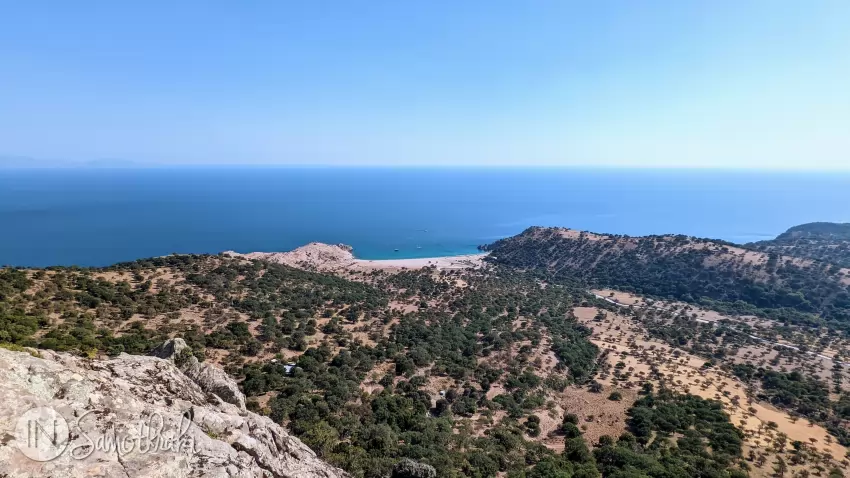 Plaja Pachia Ammos, văzută de la biserica Panagia Krimniotissa.