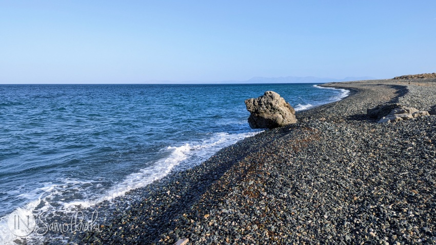 Plaja Kipos este o întindere nesfârșită de pietricele închise la culoare, scăldate de ape de un albastru intens