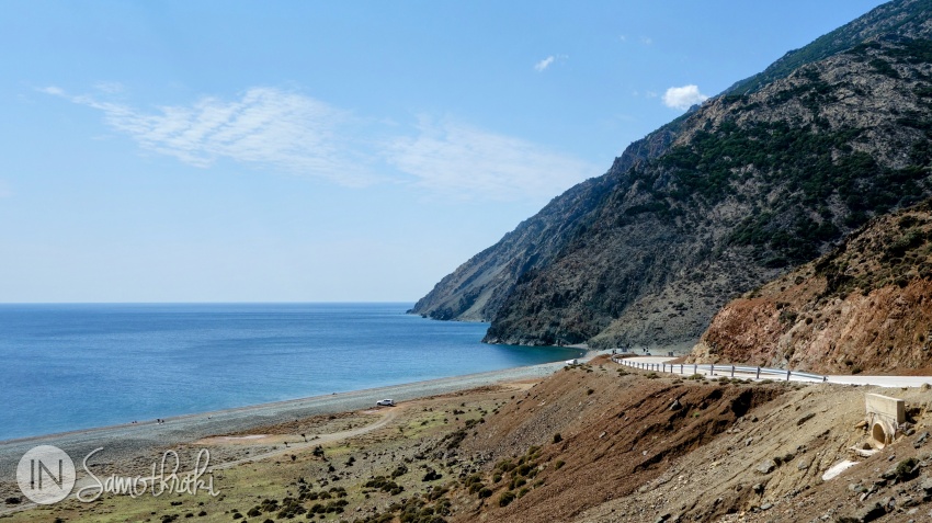 Plaja Kipos se întinde în stânga drumului care șerpuiește spre capătul de est al insulei