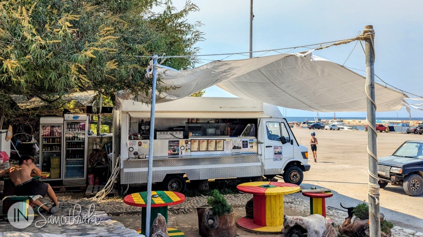 Food truck Mogli se găsește pe partea stângă, chiar la intrarea în port.