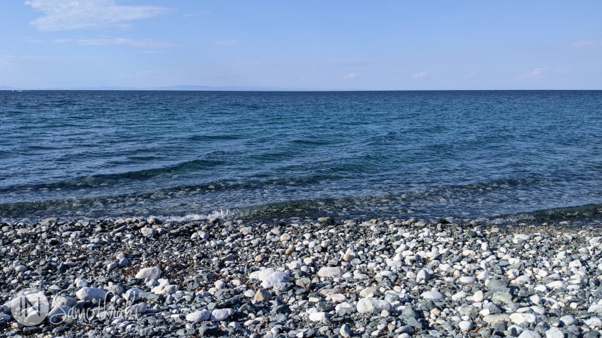 Apa este limpede, iar pe plajă și în apă sunt pietricele și, pe alocuri, nisip.