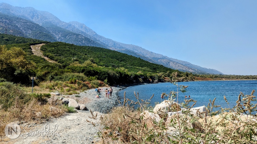 Bucata de plajă din partea stângă a portului