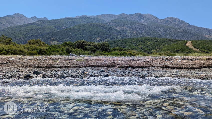 La ieșirea din mare te întâmpină silueta impunătoare a Muntelui Saos.