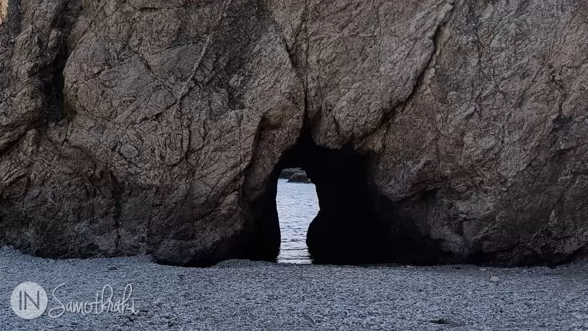 Plaja Vatos comunică cu marea printr-un tunel în stâncă.