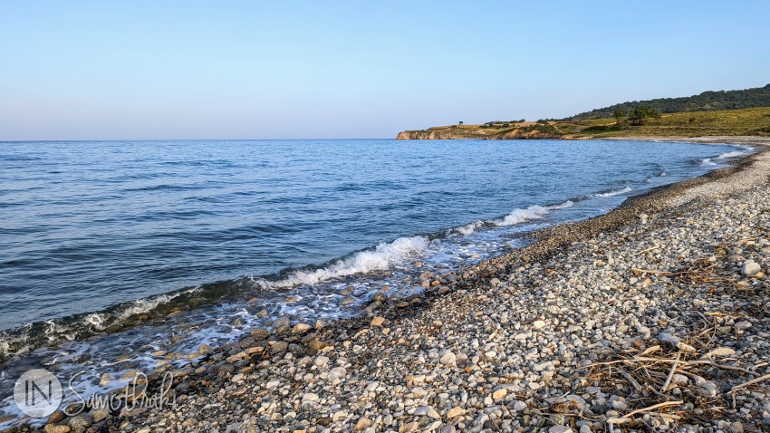 Plaja Fonias. În zare se vede capul Skepastos.