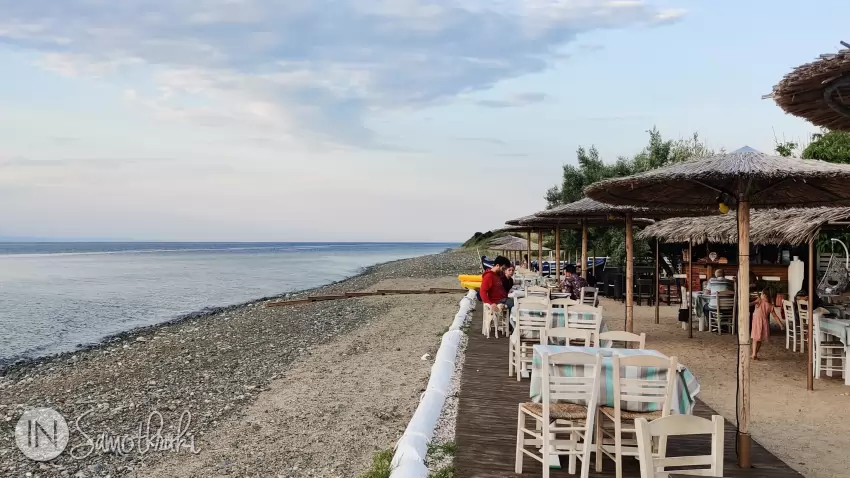 În fiecare vară, pe plaja pietroasă se aduce și nisip