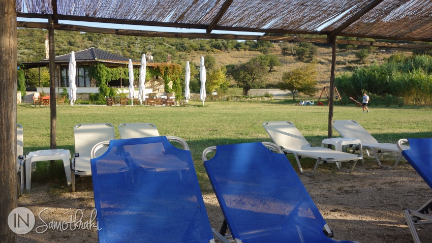 Limnidi Beach Bar se găsește chiar lângă drumul din nordul insulei