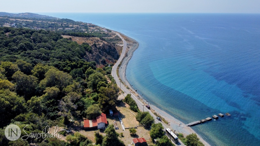 Fâșia de plajă din Paleopoli urmează linia țărmului nordic.