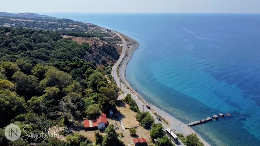 F&acirc;șia de plajă din Paleopoli urmează linia țărmului nordic.