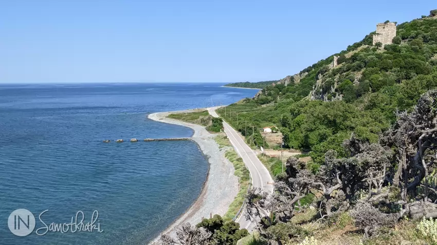&Icirc;n golful din Paleopoli se găsea &icirc;n antichitate portul insulei.