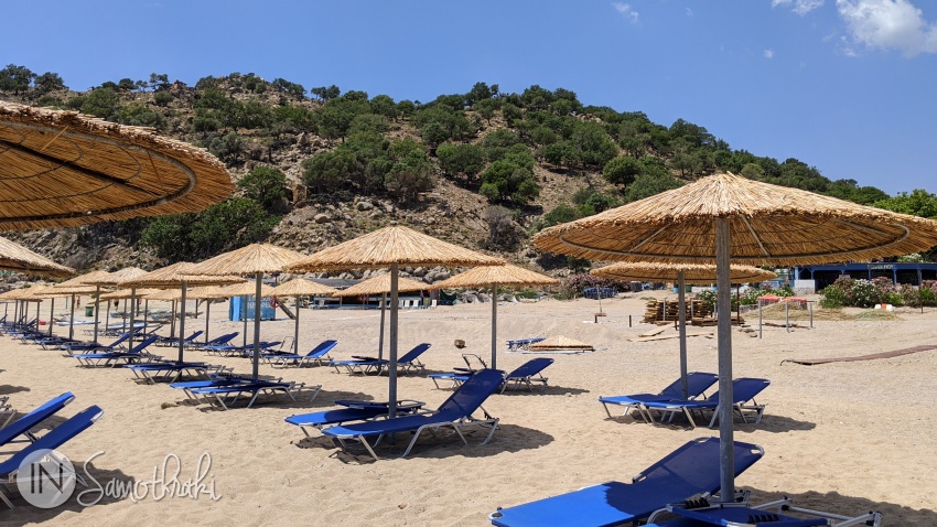Plaja Pachia Ammos - cu șezlonguri, umbrele, beach baruri și tavernă