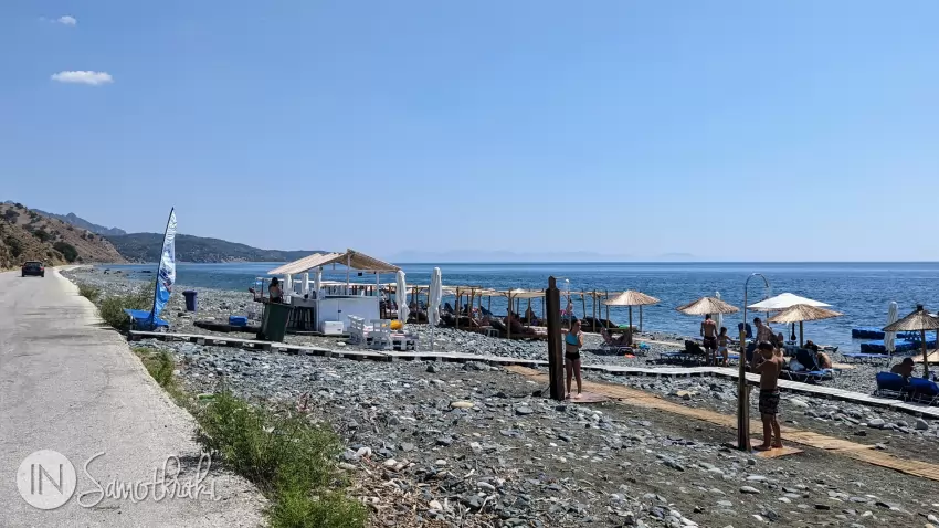 Plaja din dreptul Hotelului Samothraki Beach este amenajată în sezon.