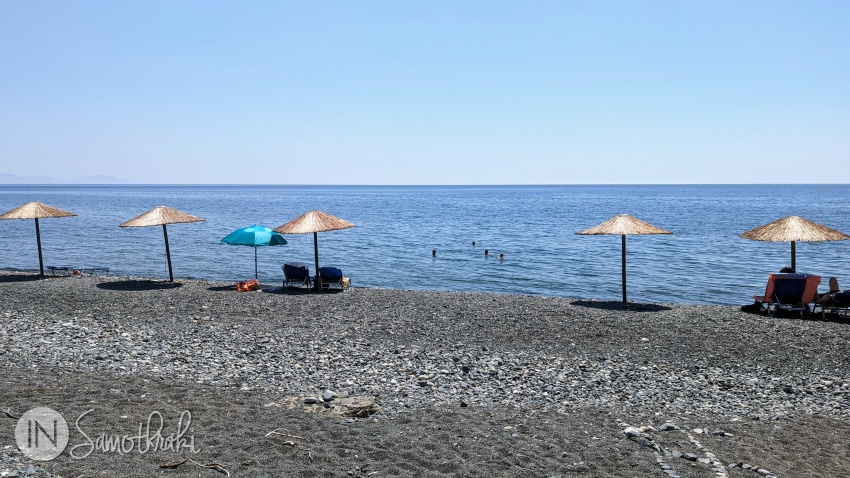 În sezon există câteva umbreluțe și șezlonguri pe plajă și în dreptul Tavernei Akrogiali.