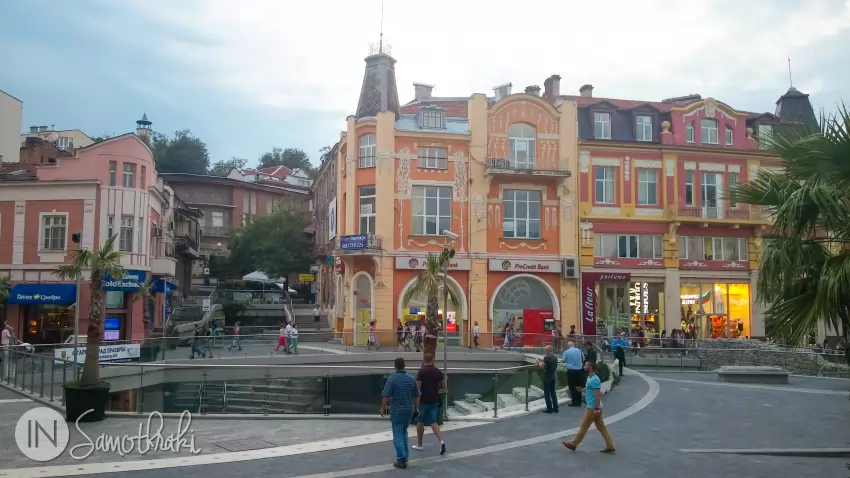 &Icirc;n centrul nou se găsesc clădiri &icirc;n diferite stiluri.