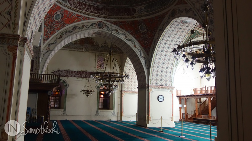 La interior, moscheea este decorată cu motive florale.