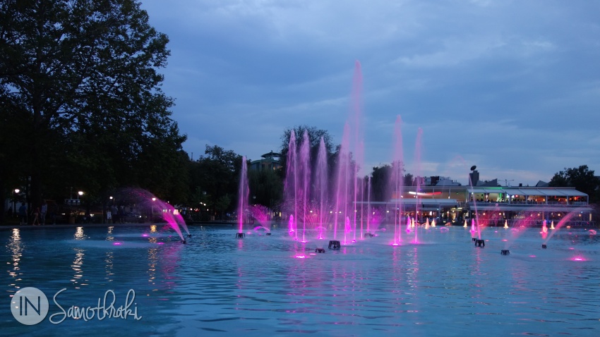 În parcul Tsar Simeon principala atracție sunt fântânile cu jocuri de lumini.