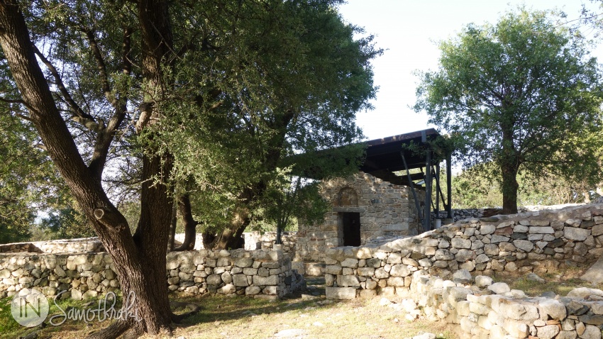 Doar ruinele bisericii și ale câtorva clădiri au rămas din vechea mânăstire