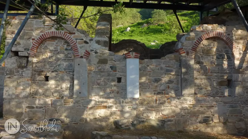 Arcadele oarbe ale naosului sunt puse în valoare de elemente de cărămidă.