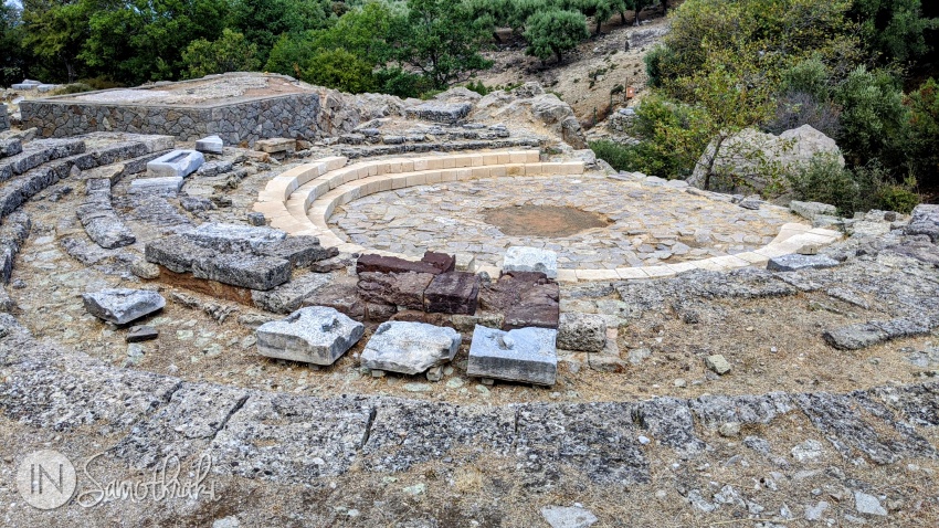 Cercul teatral. În stânga se vede fundația Monumentului lui Filip al III-lea și Alexandrul al IV-lea.